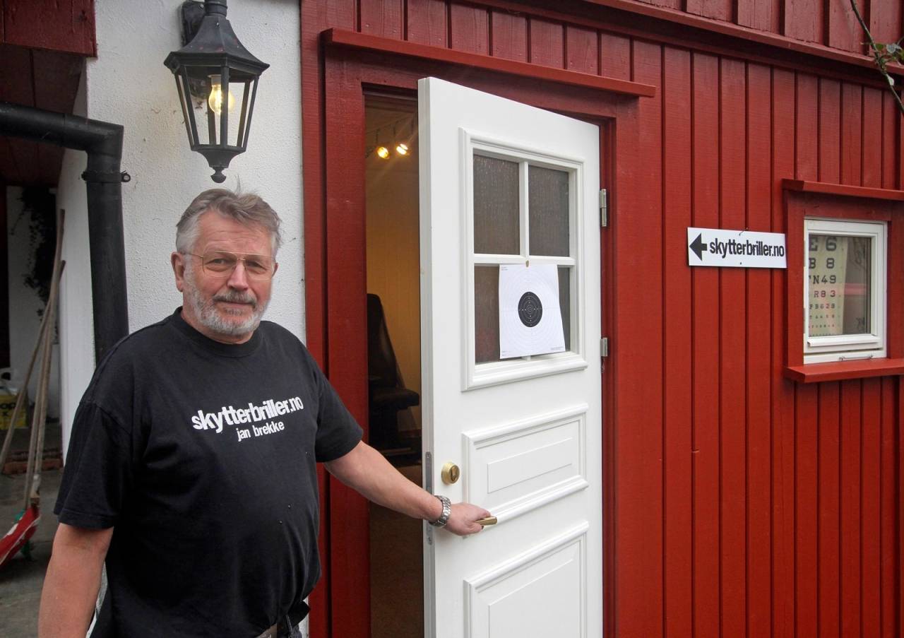 DER INGEN SKULLE TRU: På Harveland utenfor Arendal finner du Jan og hans spesialbutikk Skytterbriller.